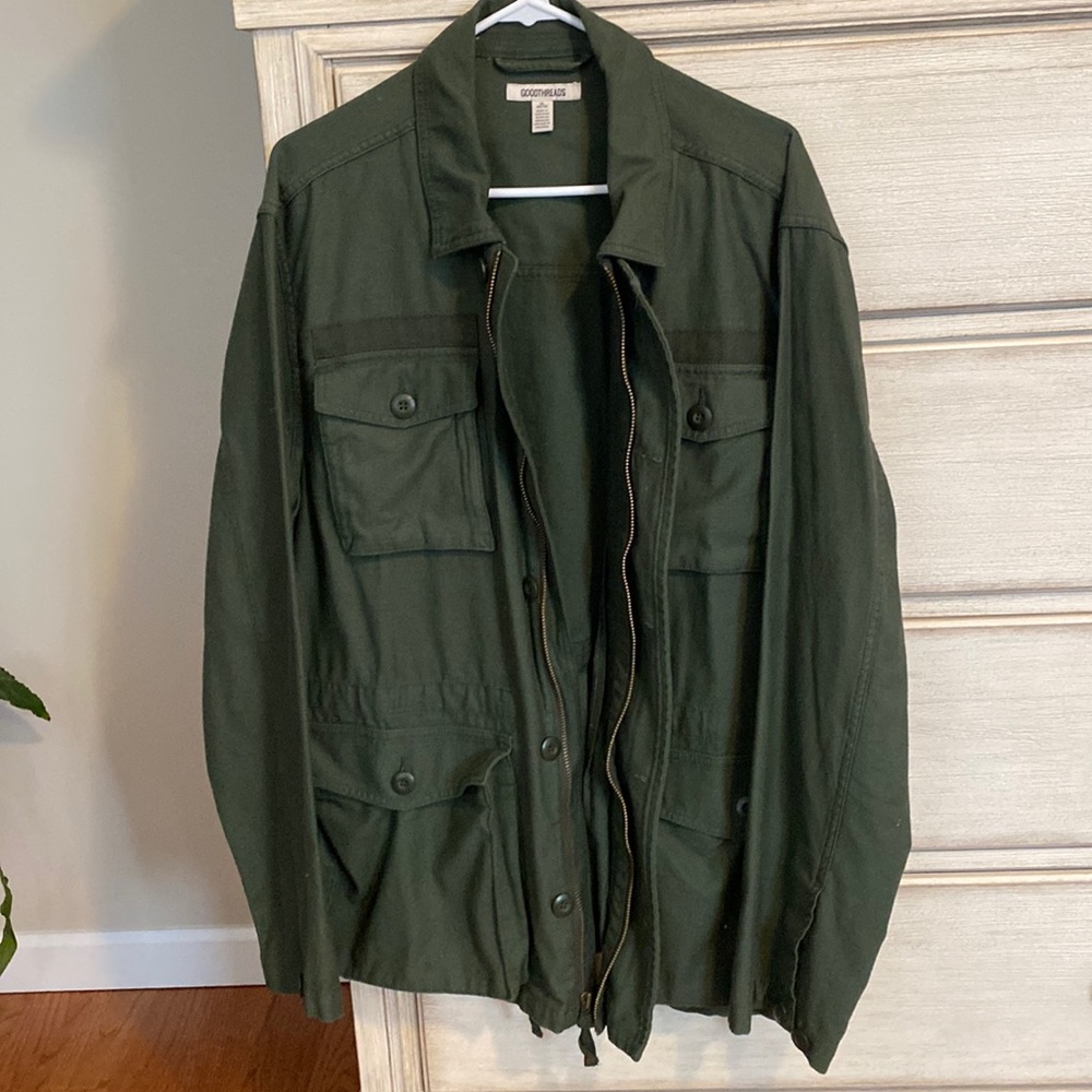 Men’s olive green lightweight anorak with draw string waist